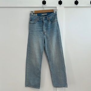 S 25 x L27; Levi’s Ribcage straight in a light blue wash. In perfect condition!